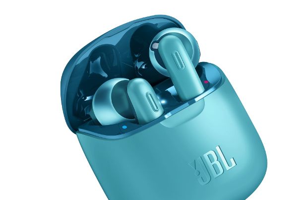 Die True-Wireless-Kopfhörer Tune 220TWS von JBL in Ocean Blue.