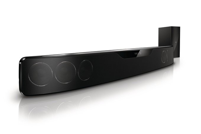 Die Soundbar HTS7111 von Philips strahlt den Filmton in verschiedene Richtungen ab und schafft so Raumklang