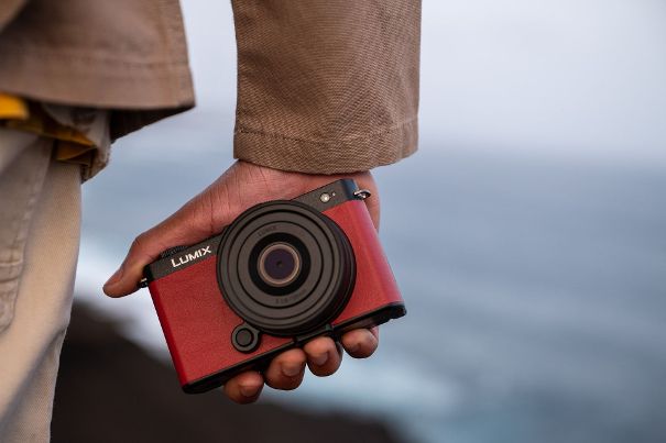 Die neue Lumix S9 von Panasonic mit Lumix S 26 mm F8 (S-R26) Pancake.