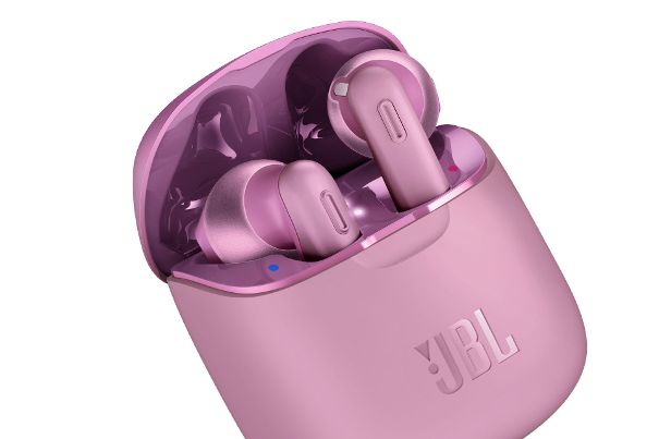 Die True-Wireless-Kopfhörer Tune 220TWS von JBL in Dusty PInk.