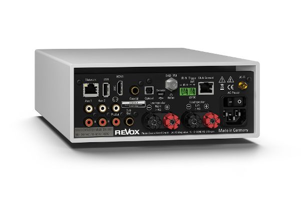 Das Audiosystem Studiomaster M500/M300 bietet Raum für eine Vielzahl an Audioquellen und weitere Anschlussmöglichkeiten. Der integrierte Verstärker liefert beim Studiomaster M500 180 Watt RMS an 2 Ohm Impedanz.