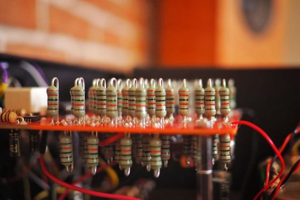 Audio Note setzt im Izvor auf eigene 1-Watt-Widerstände mit unter 1 Prozent Toleranz. Entwickler Darko Greguras spricht von «zeitlicher Unschärfe» bei handelsüblichen 5-Watt-Typen – ein Begriff, der mehr nach Hörimpression als nach Messgrösse klingt.