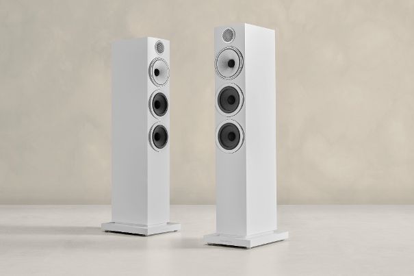 Auch die Standboxen 704 S3 von Bowers & Wilkins verfügen über den innovativen, sickenlosen Mitteltöner mit biomimetischer Zentrierspinne. Sie sind zu einem Preis von CHF 3400 (das Paar) zu haben.