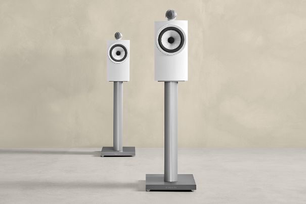 Das Kompaktmodell 705 S3 ist mit dem «Tweeter-on-Top» ausgestattet. Der Preis beträgt CHF 2900 (das Paar). Die im Design passenden Ständer gibt es für CHF 450.