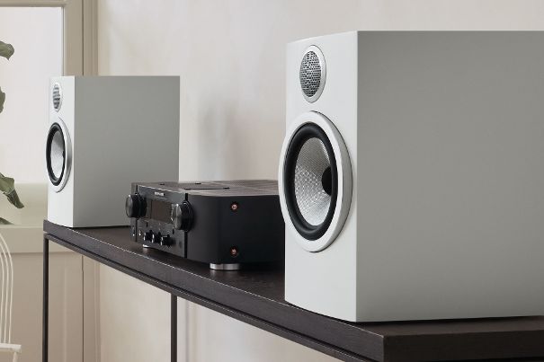 Die Kompaktlautsprecher 706 S3 von Bowers & Wilkins kommen mit 16,5-cm-Continuum-Membran und entkoppeltem Carbon-Dome-Hochtöner. Sie kosten CHF 1900 (das Paar). Das kleinere Modell 707 S3 ist für CHF 1500 zu haben.