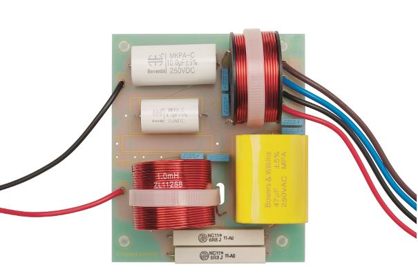 Dier Frequenweichen wurden überarbeitet und beinhalten u.A. spezielle Bypass-Kondensatoren von Mundorf.