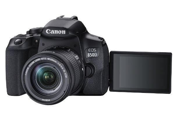 Umgeklappt: Das dreh- und schwenkbare Touch-Display der Canon EOS 850D ermöglicht komfortable Aufnahmen aus interessanten Perspektiven.