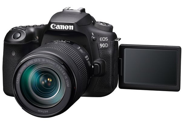 Flexibel: Das Display der Canon EOS 90D lässt sich ausschwenken und nach vorne drehen.