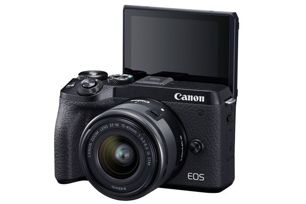 Hochgeklappt: Die Canon EOS M6 Mark II im Selfie-Modus mit umgeklapptem Display.