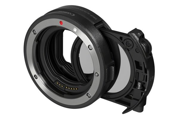 Leerer Platz clever ausgenutzt: Der Canon-EF-EOS-R-Adapter mit Filtereinschub und zirkularem Pol-Filter.