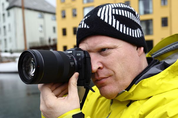 Canon Ambassador Richard Walch beim Ausprobieren des neuen Zoomobjektivs Canon RF 24–240 mm F4-6.3 IS USM.