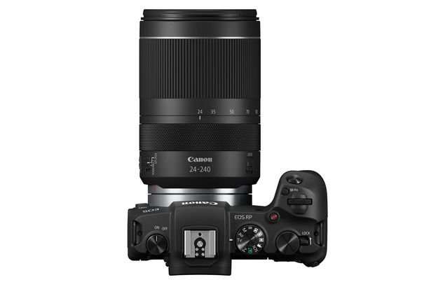Perfekte Kombination: Canon EOS RP, leichteste spiegellose Vollformatkamera von Canon, mit dem neuen Zoomobjektiv RF 24–240 mm F4-6.3 IS USM.