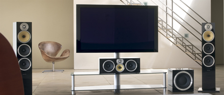 Die CM-Serie mit neuem Zenterlautsprecher und Subwoofer im Heimkino-Setup