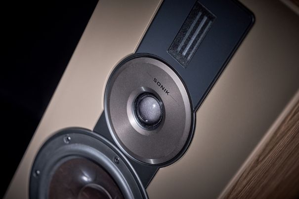 Das Hybrid-Hochtonsystem aus Kalotte und Magnetostat stammt aus der Epikore-Serie.