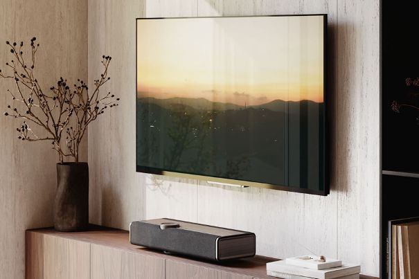 Auch als Soundbar nutzbar: Über HDMI ARC lässt sich der Dali Vega mit dem Fernseher verbinden und übernimmt dessen Tonwiedergabe – hier im Finish Dark Oak unter dem TV platziert.