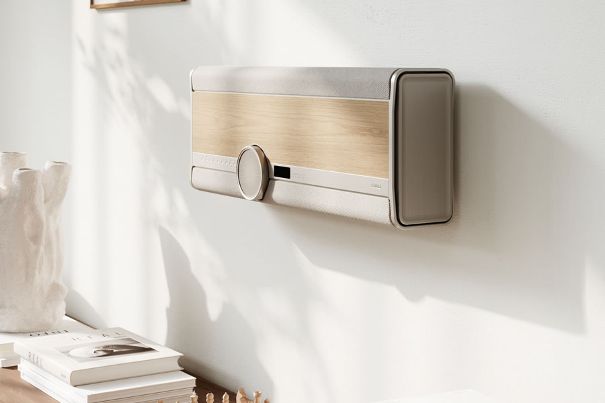 An der Wand montiert in Natural Oak: Der Dali Vega erkennt die quer- oder hochformatige Ausrichtung selbst und passt die Wiedergabe per Adaptive Orientation Adjustment automatisch an.