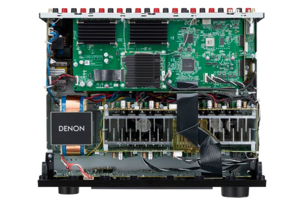 Der Denon AVC-X3900 ist vollgepackt mit modernen Komponenten und trotzdem preislich auf erstaunlich moderatem Niveau.