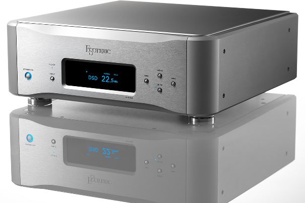 Der N-01XE in Silber. Das Display nennt das anliegende Format, hier DSD mit 22,5 MHz – PCM reicht bis 768 kHz.