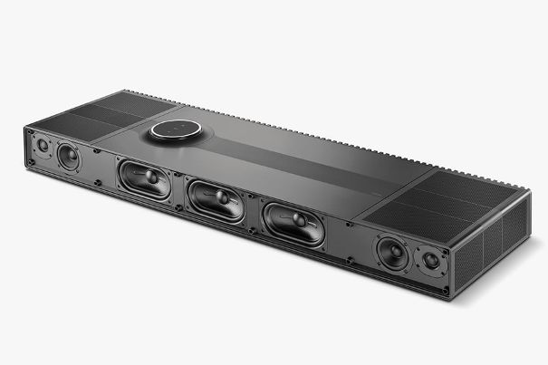 Die Lautsprecheranordnung umfasst 15 einzeln angesteuerte Treiber.