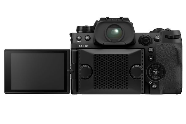 Externe Kühlung: Der andockbare Ventilator für die Fujifilm X-H2 ermöglicht längere Aufnahmezeiten.