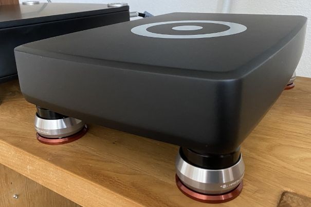 Der Ansuz PowerSwitch steht ausnahmsweise nicht auf den Ansuz Darkz, sondern auf den Hifistay-Gyrotension-Füssen.