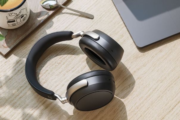 Sennheisers HDB 630 liefert einen USB-C-Transmitter, der aptX-Adaptive auf Smartphones ohne native Unterstützung bringen soll.
