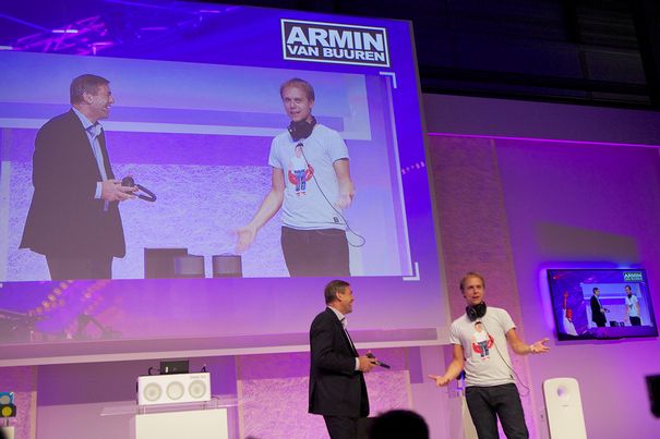 Star-DJ Armin Von Buuren stellt an der IFA das M1X-DJ System von Philips vor.