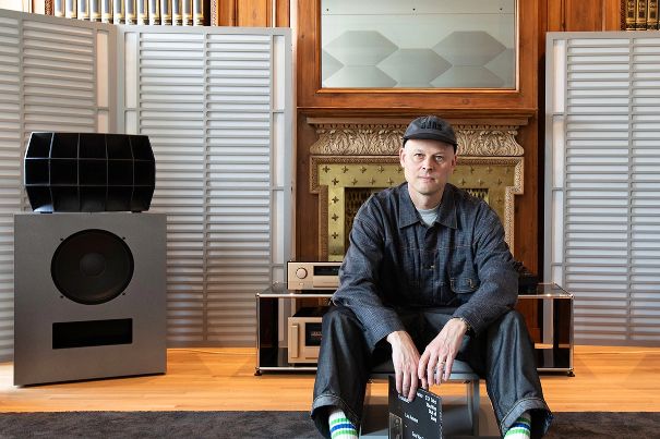 Devon Turnbull, Ojas-Gründer, an der Weltpremiere des Klipsch Ojas Ko-R2 in der Fondazione Luigi Rovati. Prägend ist das 15-zellige Multisektor-Horn 1506 aus Aluminium-Sandguss.