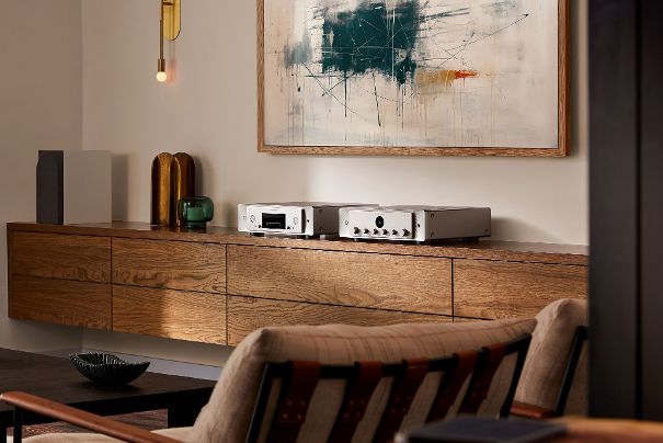 Die neuen Marantz-HiFi-Komponenten fügen sich dank edlem und geschmackvollem Design problemlos auch in anspruchsvolle Wohnumgebungen ein.