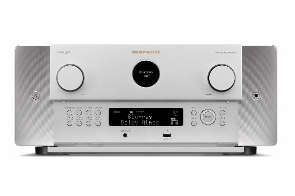 Die charakteristische Designsprache gewinnt der Marantz CINEMA 30 durch die abgesetzte, hinterbeleuchtete Frontplatte und das zentrale Bullauge. Unter der Frontplatte findet sich zudem ein informatives OLED-Display.