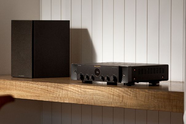 Der STEREO 70s von Marantz ist wahlweise in Schwarz oder in Silber-Gold zu einem Preis von CHF 1000 zu haben.