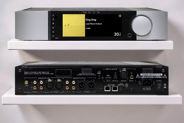 Front und Rückseite des Moon 491: vorne das Farbdisplay mit grossem Lautstärkeregler, hinten Phono-Eingang, symmetrische XLR- und unsymmetrische RCA-Anschlüsse, digitale Eingänge wie HDMI ARC und AES/EBU sowie zwei Ethernet-Ports für MOONLink.