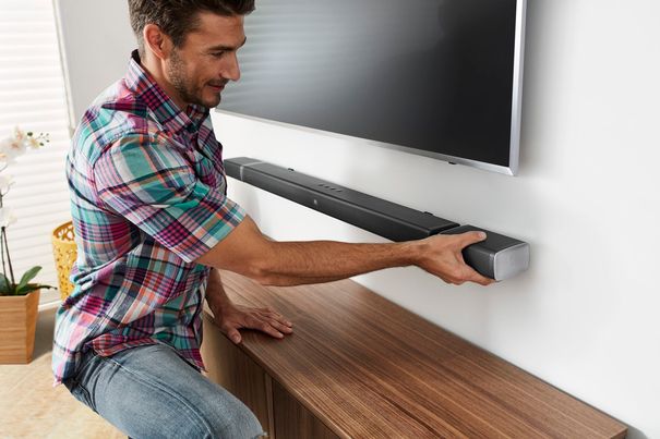 Möchte man 5.1-Raumklang, zieht man die Rear-Speakers von der Soundbar ab und platziert sie an geeigneter Stelle im Raum. 