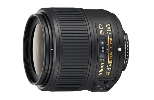 Nikkor Kompakt-Zoom und 35 mm-Objektiv