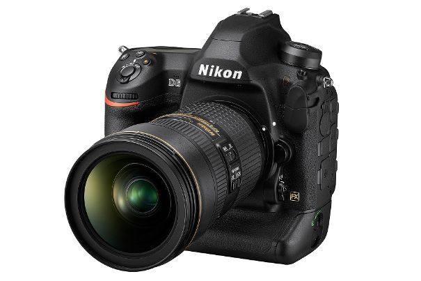 Hält einiges aus: Die neue Nikon D6 ist durch das gleiche robuste Gehäuse geschützt, das professionelle Fotografen schon an der D5 begeisterte.