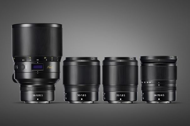 Nikon bringt drei Nikkor-Z-Objektive der S-Serie zur Markteinführung des Z-Systems. Das Nikkor Noct 58mm f/0.95 (links im Bild) ist noch in Entwicklung.