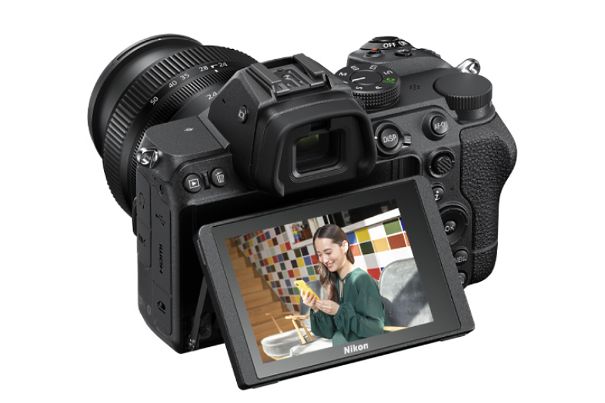 Neigbarer Touchscreen: Das Display der Nikon Z 5 ist aufklappbar und kann zum Fokussieren und Aufnehmen angetippt werden. Ein Doppeltippen zeigt Bilddetails in voller Grösse (100 %) an.