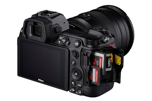 Verdoppelt: Die Nikon Z7 II und Z6 II besitzen neu zwei Kartenfächer. Eines für UHS-II-SD-Karten und eines für XQD- oder CFexpress-Karten.