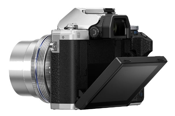 Klappt nach hinten und nach unten: Das Touch-Display der Olympus OM-D E-M10 Mark IV erleichtert die Aufnahme von Selfies und Fotos aus unterschiedlichen Perspektiven.