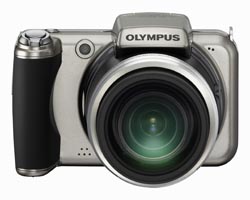 Die SP-800UZ von Olympus bietet ein 30-fach-Weitwinkel-Zoomobjektiv (28-840 mm - 35 mm KB)
