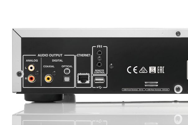 Der Netzwerk-CD-Player ist sowohl mit optischen als auch koaxialen Digitalausgängen sowie analogen Ausgangsbuchsen ausgerüstet