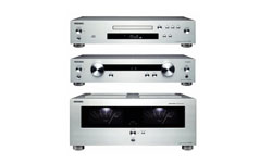 Das HiFi-Set von Onkyo besteht aus dem CD-Player C-7000R, derm Vorverstärker P-3000R und der Endstufe M-5000R