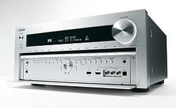 Der TX-NR809 von Onkyo bietet auch unter der Frontplatte Zugang zu seinen Funktionen