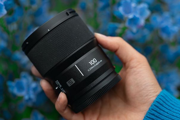 Panasonic Lumix S 100 mm: Das neue Makroobjektiv wiegt nur 298 g und ist damit das weltweit kleinste und leichteste im mittleren Telebereich.