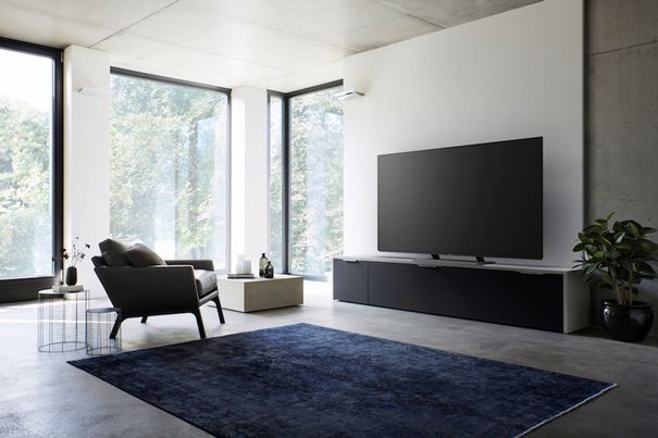 Hingucker mit zeitlosem Charakter: OLED-TV EZW954 mit schmalem, kaum sichtbarem Rahmen sowie mittig angebrachtem eleganten Metallstandfuss.