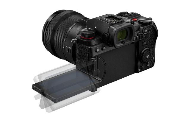 Schwenkt aus: Das 3-Zoll-Touch-Display der Panasonic Lumix S5 ist durch die dreh- und schwenkbaren Achsen aus jedem Winkel flexibel einsetzbar.