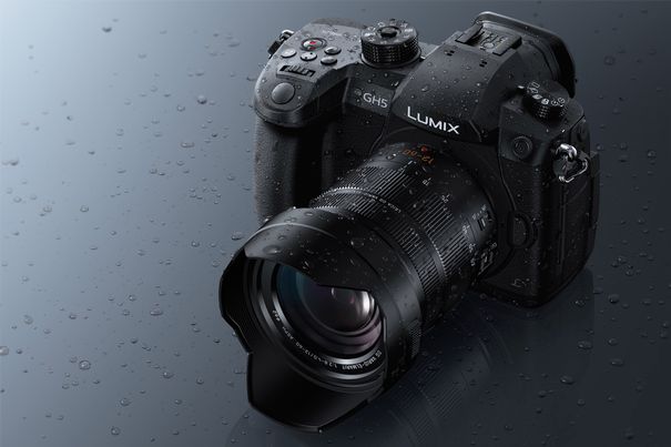 Hart im Nehmen: Das solide Magnesiumgehäuse der Lumix GH5 ist spritzwasser- und staubdicht und bis zu -10 Grad Celsius frostsicher.