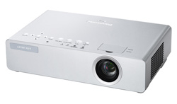Die Projektoren der PT-LB90 Serie von Panasonic wiegen weniger als 3 kg.