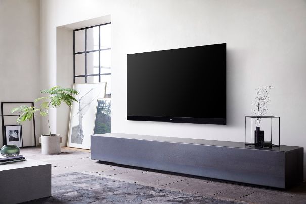 Flach im Licht: Die Fernseher der HZC2004-Serie von Panasonic lassen sich problemlos an die Wand in hellen Räumen montieren. Sie besitzen nach oben gerichtete Lautsprecher und passen das Bild dynamisch an das Umgebungslicht an.