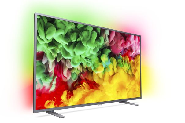 Umgebungslicht inklusive: Bereits im UHD-Einstiegssektor verwöhnen die 4K-LED-TVs mit dem einzigartigen, dreiseitigen Philips Ambilight.